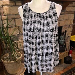LIZ CLAIBORNE SIZE MEDIUM BLACK AND WHITE ACCORDION STYLE FULLY LINED BLOUSE